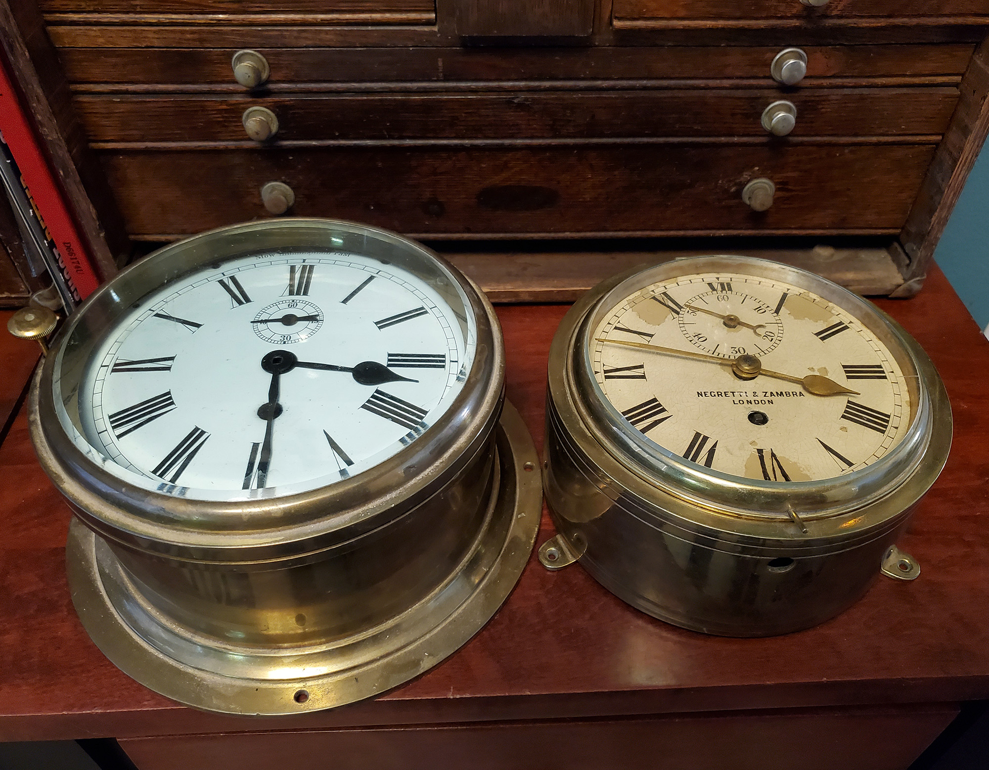 You are currently viewing Two old ship clocks