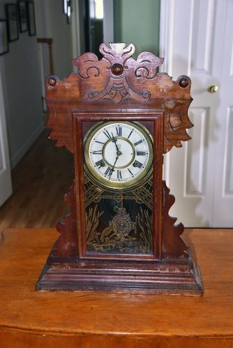 Waterbury Kitchen ClockPiece at top missingRunning$60